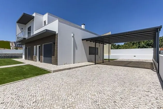 Captivating 4-bed House in Cadaval District-lisbon
