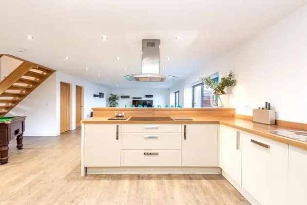 Captivating 4-bed House in Lincoln - Mutfak