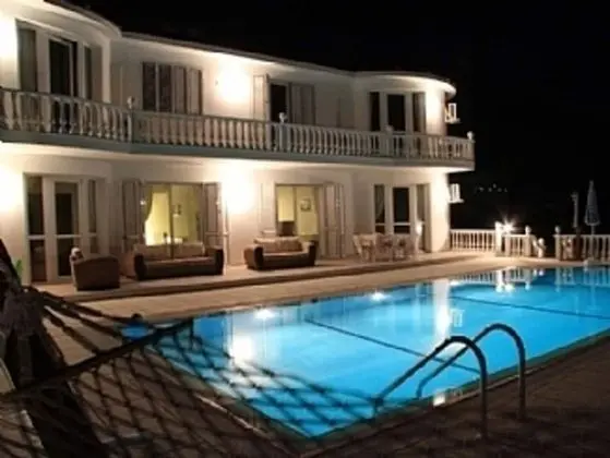 Captivating 5-bed Villa With Private Pool & Garden - Havuz