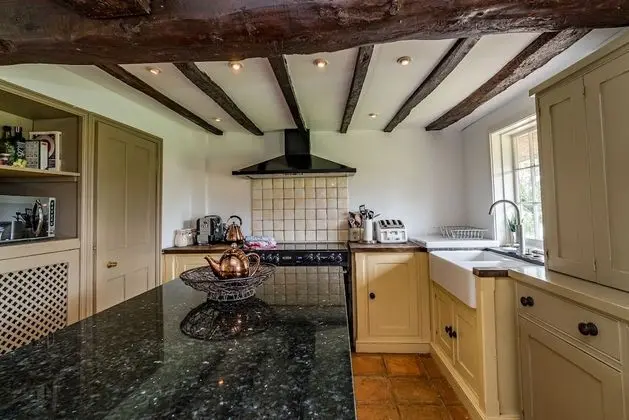 Captivating 6 Bed Cottage in the Village of Moulso - Mutfak