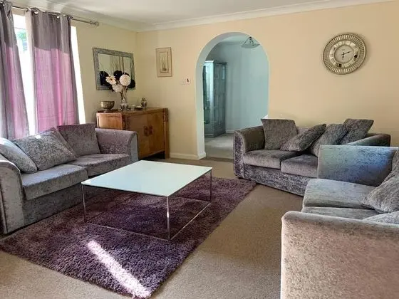 Captivating Bungalow With Garden in High Wycombe - Oda Düzeni
