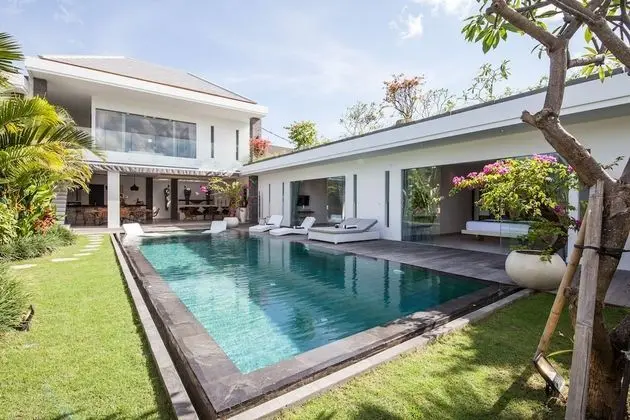 Captivating Villa Walk to the Beach