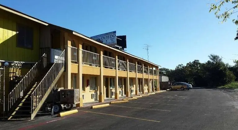 Carefree Inn Flatonia