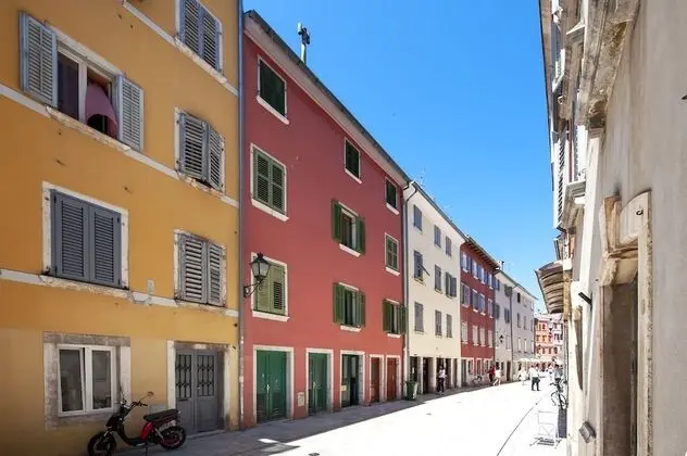 Carera Seaview Apartments