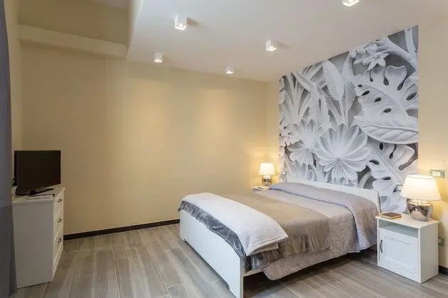 Carla's Rooms with Private Bathroom & Shared Kitchen - 1