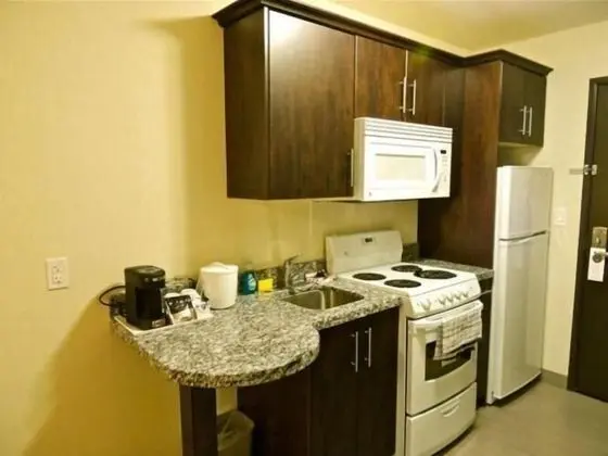 Carlyle Western Star Inn & Suites - Mutfak