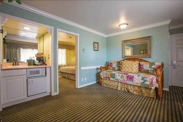 Carmel Inn And Suites