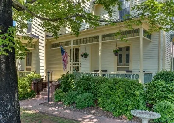 Carrier Houses Bed and Breakfast