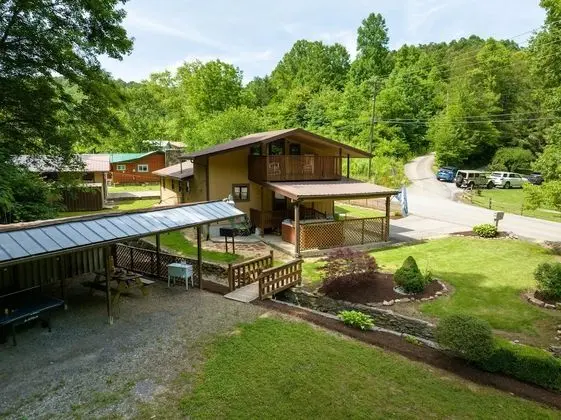 Carter Creek by Avantstay Secluded Yard w/ Creek + Suite