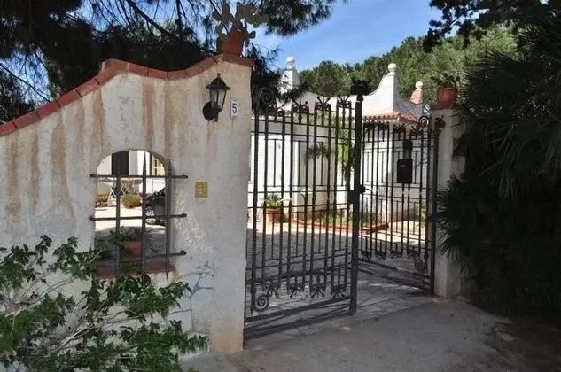 Casa Aisha con ampio giardino sul mare