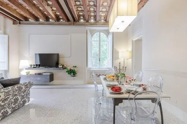 Casa Aurora 1st Floor 2 Bedrooms 2 Bathrooms Apartments in the Central Square of Piazza Napoleone