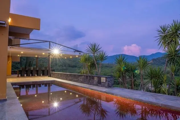 Casa Ave del Risco (Villa con río y cascada al interior) - Havuz