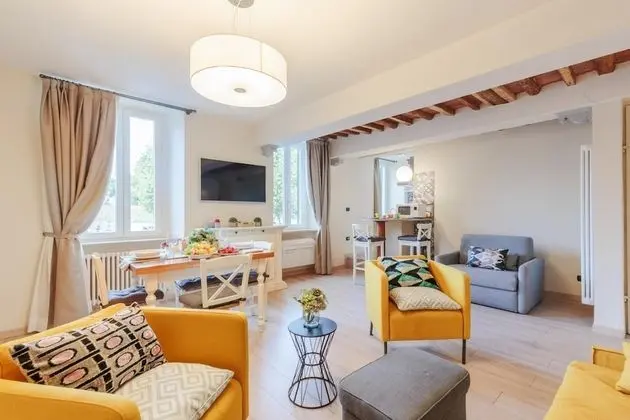 Casa Capri a Smart Convenient 1st Floor Apartment at Piazza Santa Maria Inside the Walls of Lucca