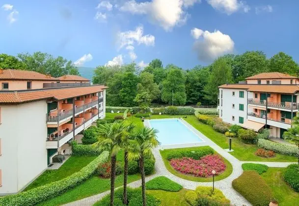 Casa Fiorita Pool and Lake