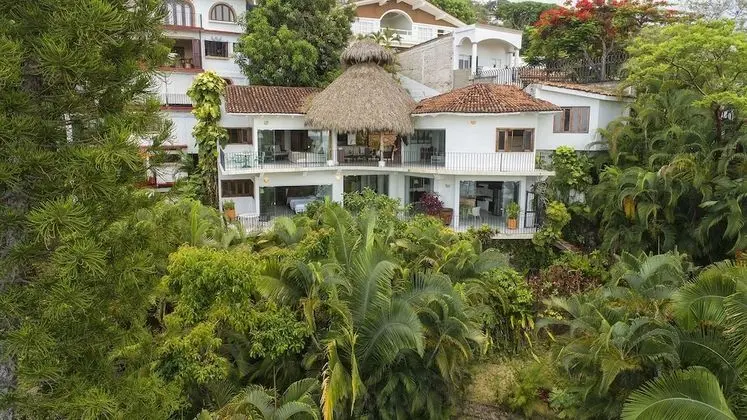 Casa Galeria by Sergio Bustamante