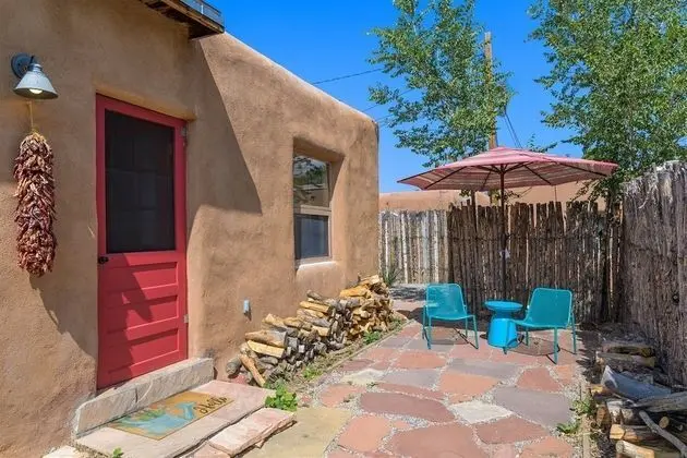 Casa Intima - Downtown Adobe, Walk to Plaza and Railyard, Kiva Fireplace, Large Enclosed Yard