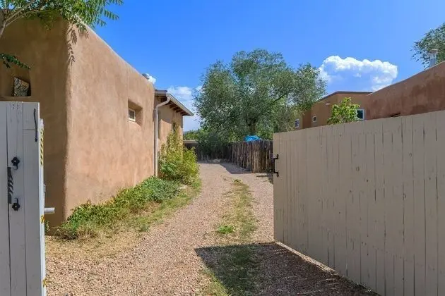 Casa Intima - Downtown Adobe, Walk to Plaza and Railyard, Kiva Fireplace, Large Enclosed Yard - Dış Mekan