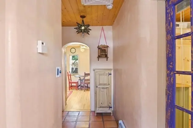 Casa Intima - Downtown Adobe, Walk to Plaza and Railyard, Kiva Fireplace, Large Enclosed Yard - İç Mekan