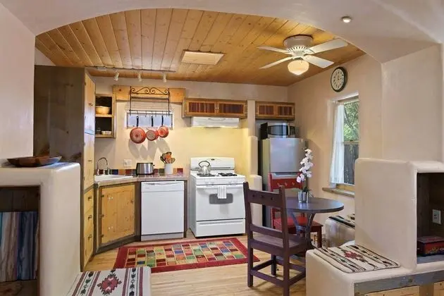 Casa Intima - Downtown Adobe, Walk to Plaza and Railyard, Kiva Fireplace, Large Enclosed Yard - Mutfak