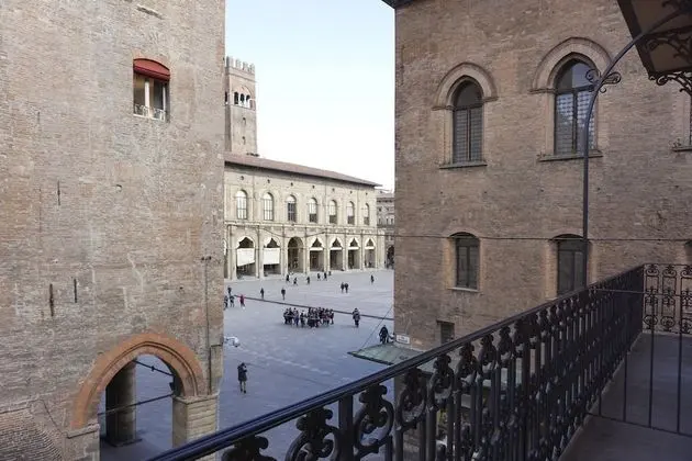 Casa Isolani Piazza Maggiore - 1