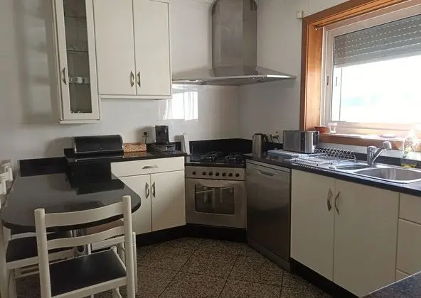 Casa Junto à Praia com Piscina Mystay - Mutfak