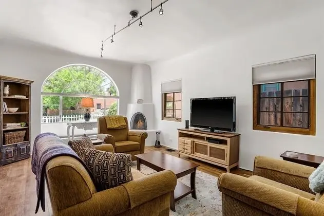 Casa O'keeffe - Five-minute Walk to The Plaza, Quiet Neighborhood, Comfort and Convenience - Oda Düzeni