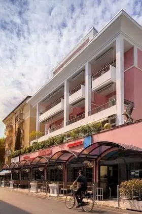 Casa & Ristorante Merano Bibione Spiaggia - Dış Mekan