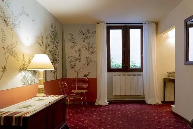 Casa Uffizi Tower House Boutique Hotel with scaffolding for maintenance in front of the windows within SEPTEMBER 26 until NOVEMBER the 30th but efficient air conditioning - Lobi