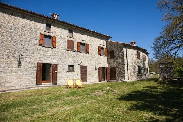 Casale Belvedere con piscina nel bosco