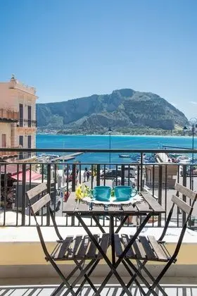Casetta Vista Mare in Piazza a Mondello by Wonderful Italy
