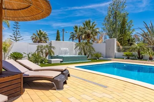 Villa Casinha is a Fabulous Villa With Pool and Jacuzzi That can be Heated