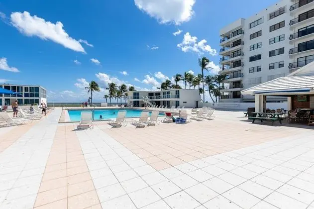 Castle Beach Apartments - Havuz