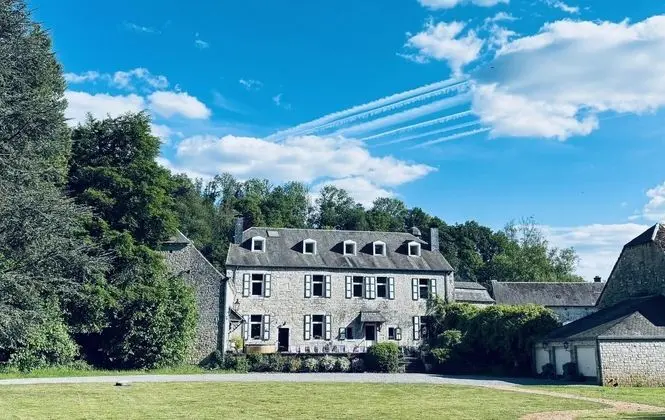 Castle in Ferrières With a Garden, Terrace and Pond - Öne Çıkan Resim