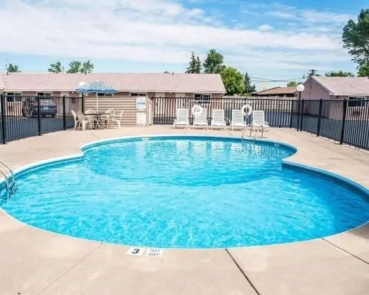 Castle Inn & Suites - 1