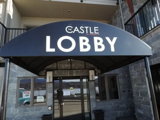 The Castle at Swan Lake - Lobi