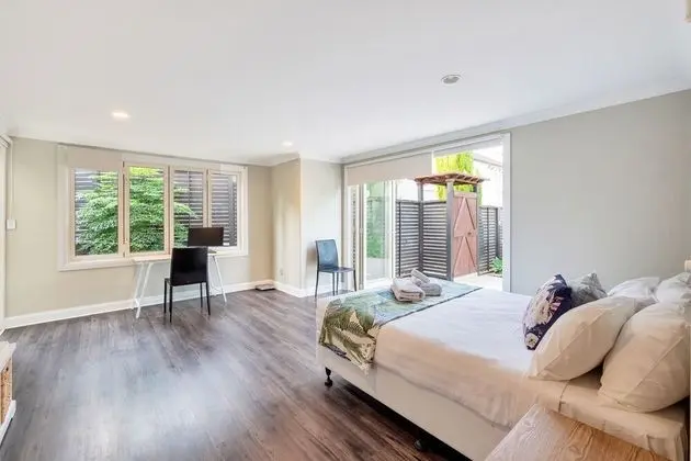 Castor Bay Home near Albany Sleeps 9 - Oda