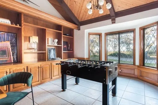 Cathedral by Avantstay Charming Secluded Estate w/ Sauna, Pool Table & Views of the Rolling Hills - İç Mekan