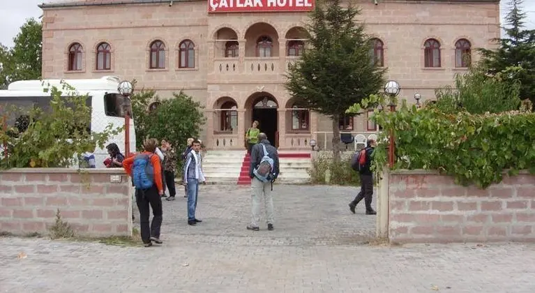 Çatlak Hotel
