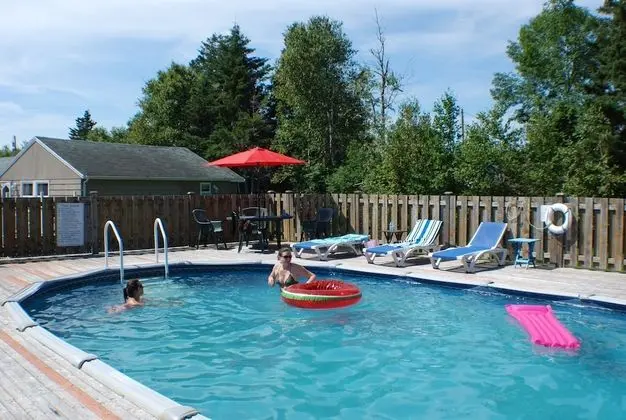 Cavendish Breeze Inn - Havuz