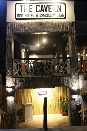 The Cavern Pod Hotel & Specialty Café - Hostel - Dış Mekan