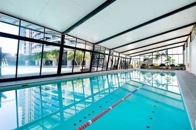 Cavill Avenue Luxury Private Apartments - Havuz