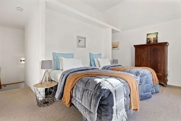 CBD Spacious 3 Storey Terrace House - Oda