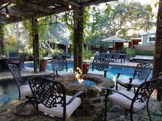 Cedar Oaks Inn The Birdcage Saloon