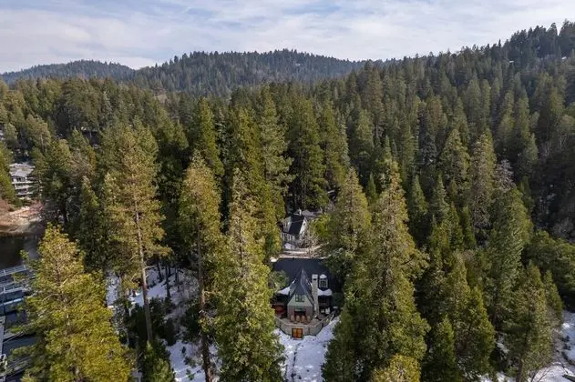 Cedar Pointe by Avantstay Gorgeous Home w/ Lake Views & Multiple Living Spaces - İç Mekan