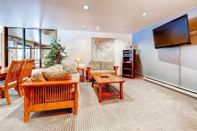 Cedars Lodge Condos by CRMR - Lobi