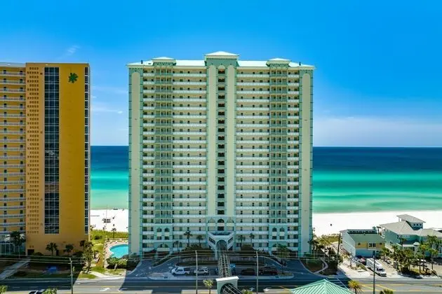 Celadon Beach Resort by Book That Condo - Dış Mekan
