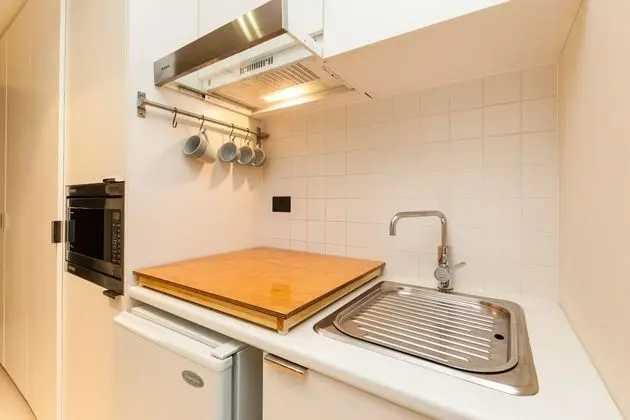CELESTE, 1BDR East Melbourne Apartment - Mutfak