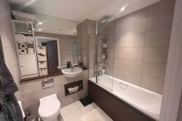 Central 1 Bedroom Apartment in Aldgate East in Zone 1 - Banyo Tipleri