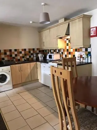 Central 2 Bed Apartment Above Great Derry Pub - Mutfak