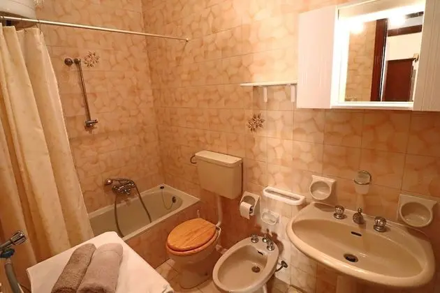 Central Apartment On The Beach With Balcony, Wi-fi Air Conditioning Parking - Banyo Tipleri